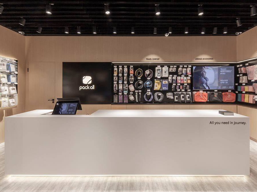 pack allのブランドストア内装と旅行用品の展示空間