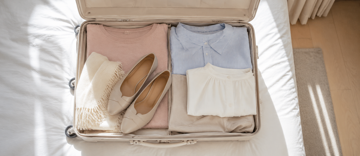 pack all®の収納バッグを使い、旅行帰りのスーツケース内を衣類や荷物ごとに整理するパッキングイメージ