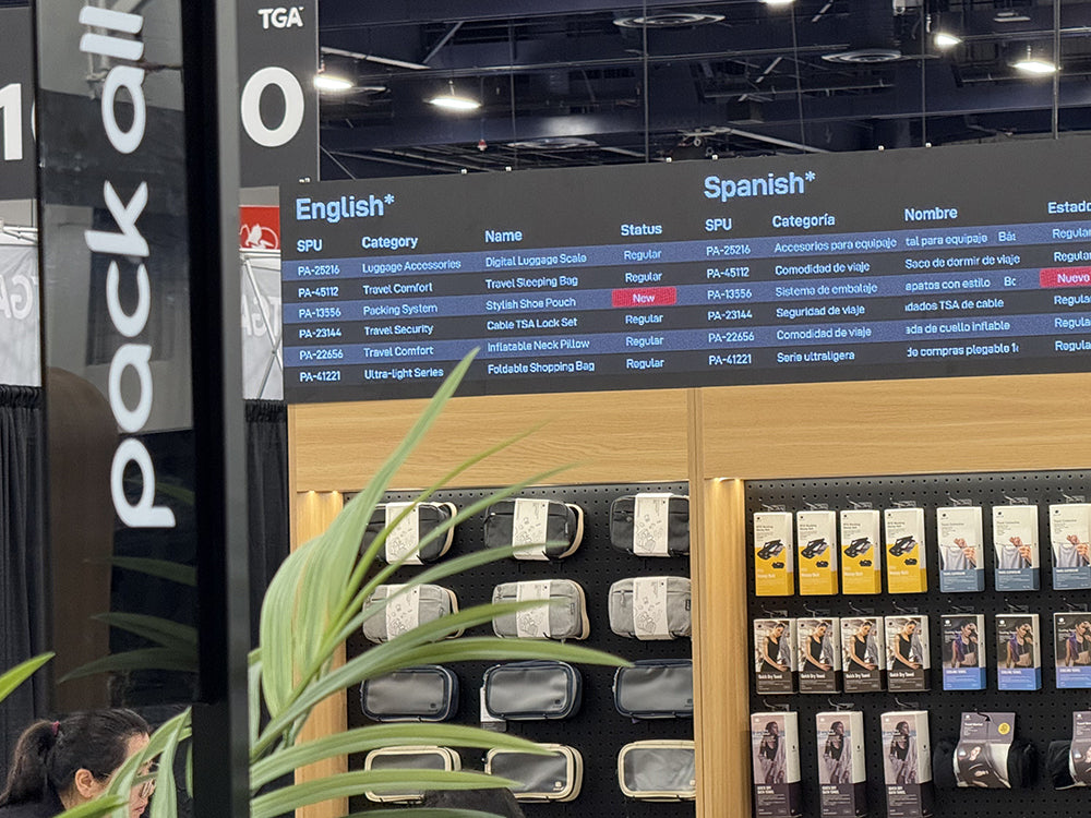 pack allのブランド店舗で展開されるトラベルアクセサリーの商品展示