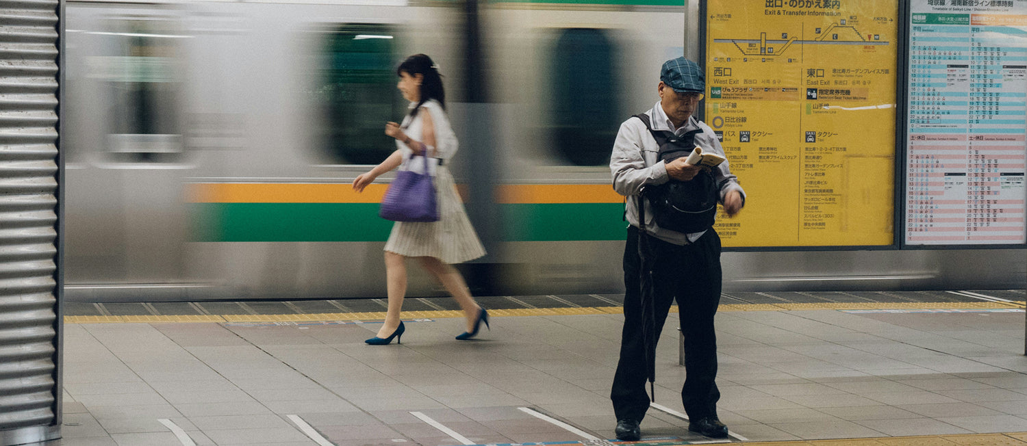 電車が到着する駅のホームを行き交う人々。毎日の通勤や移動をイメージした都市の交通シーン