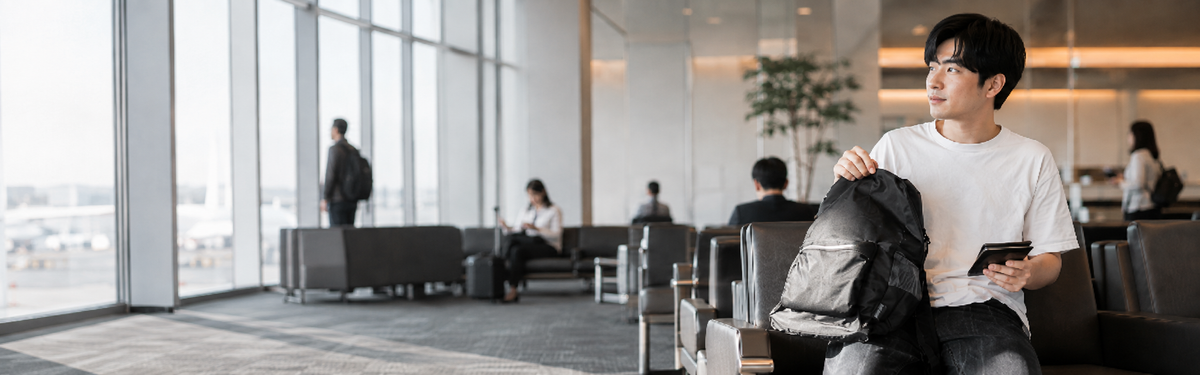 pack all空港ラウンジで旅行の準備をするシーン